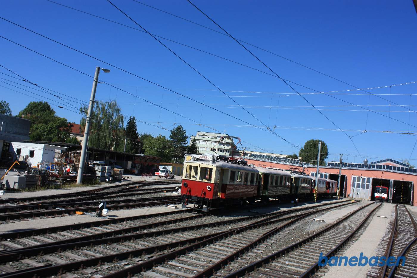 Der står en del materiel på sporene foran værkstedet