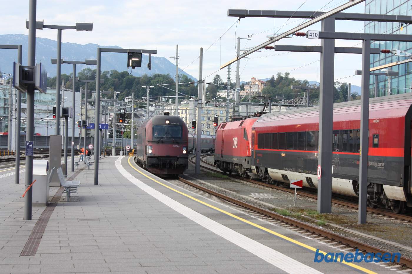 Persontog på vej ind på stationen