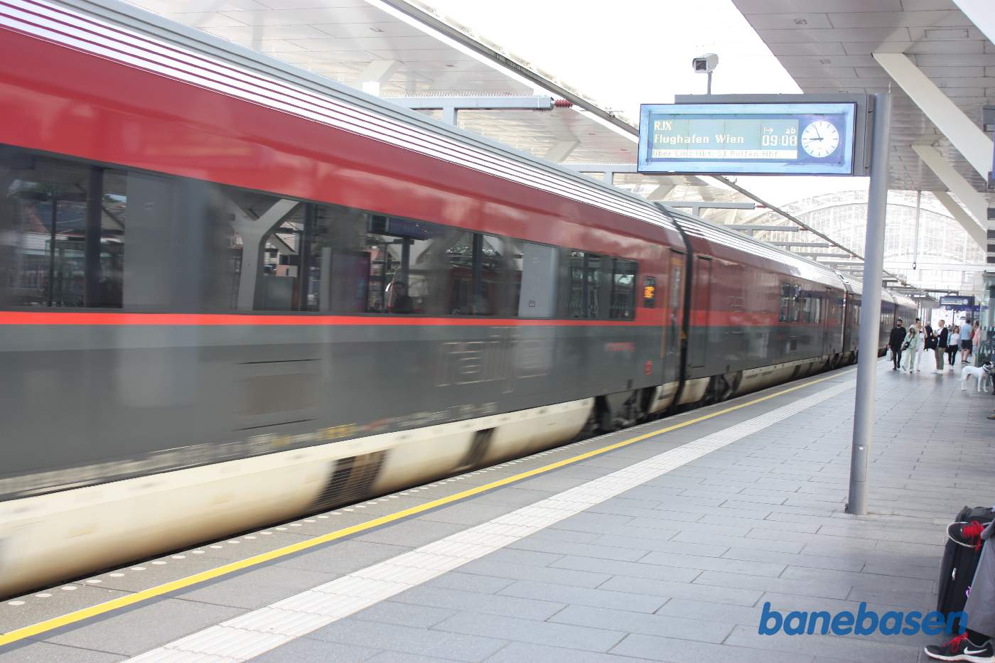 Persontog til Wien ved perron
