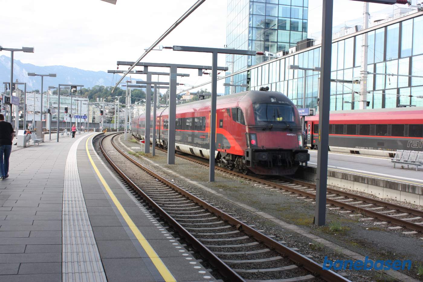 Et persontog på vej ud af stationen