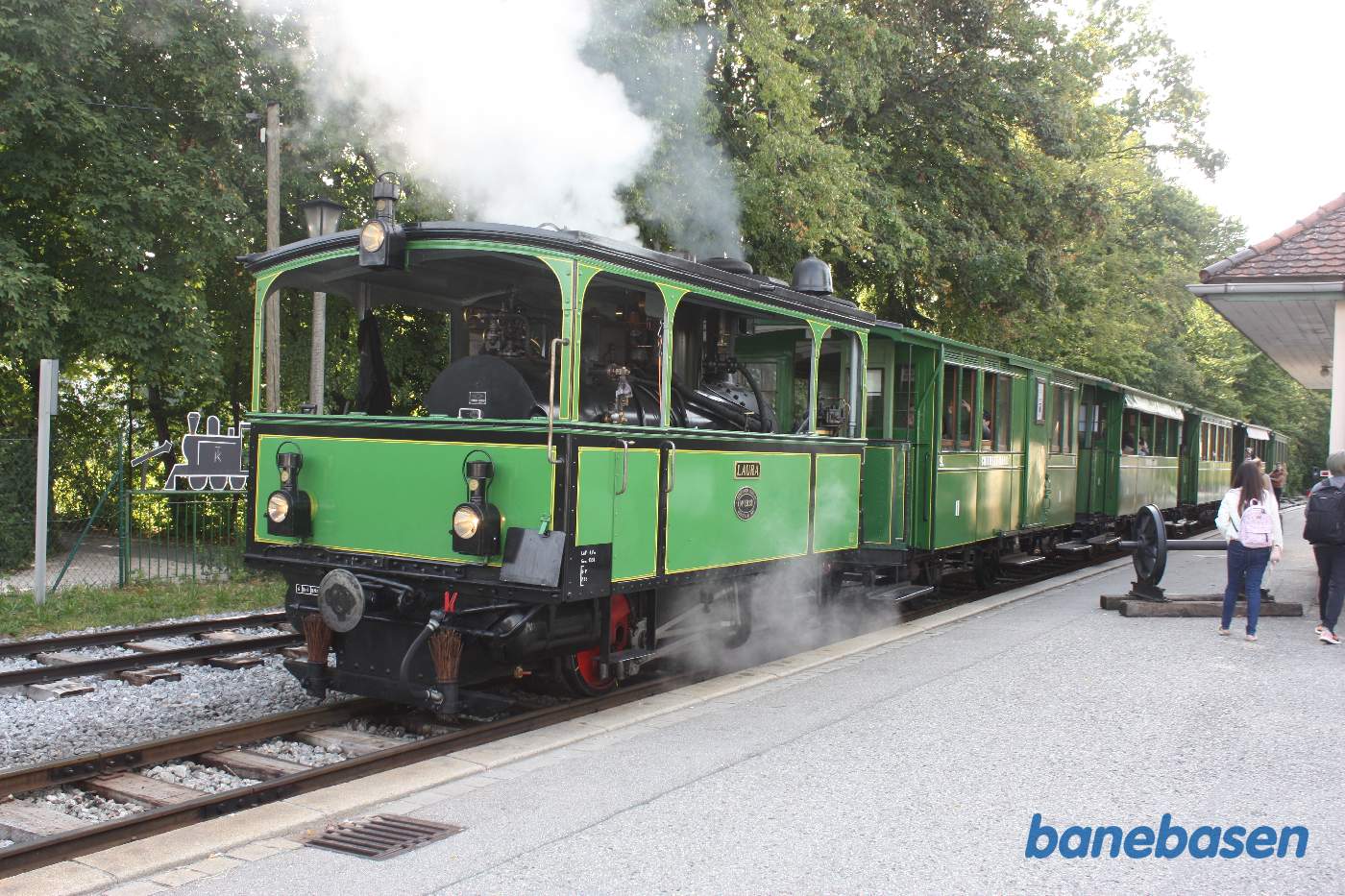 Damptoget holder klar ved perronen på den lille privatbanestation