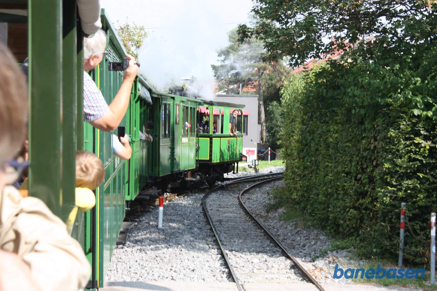 Damptoget på vej ud af stationen fyldt med turister