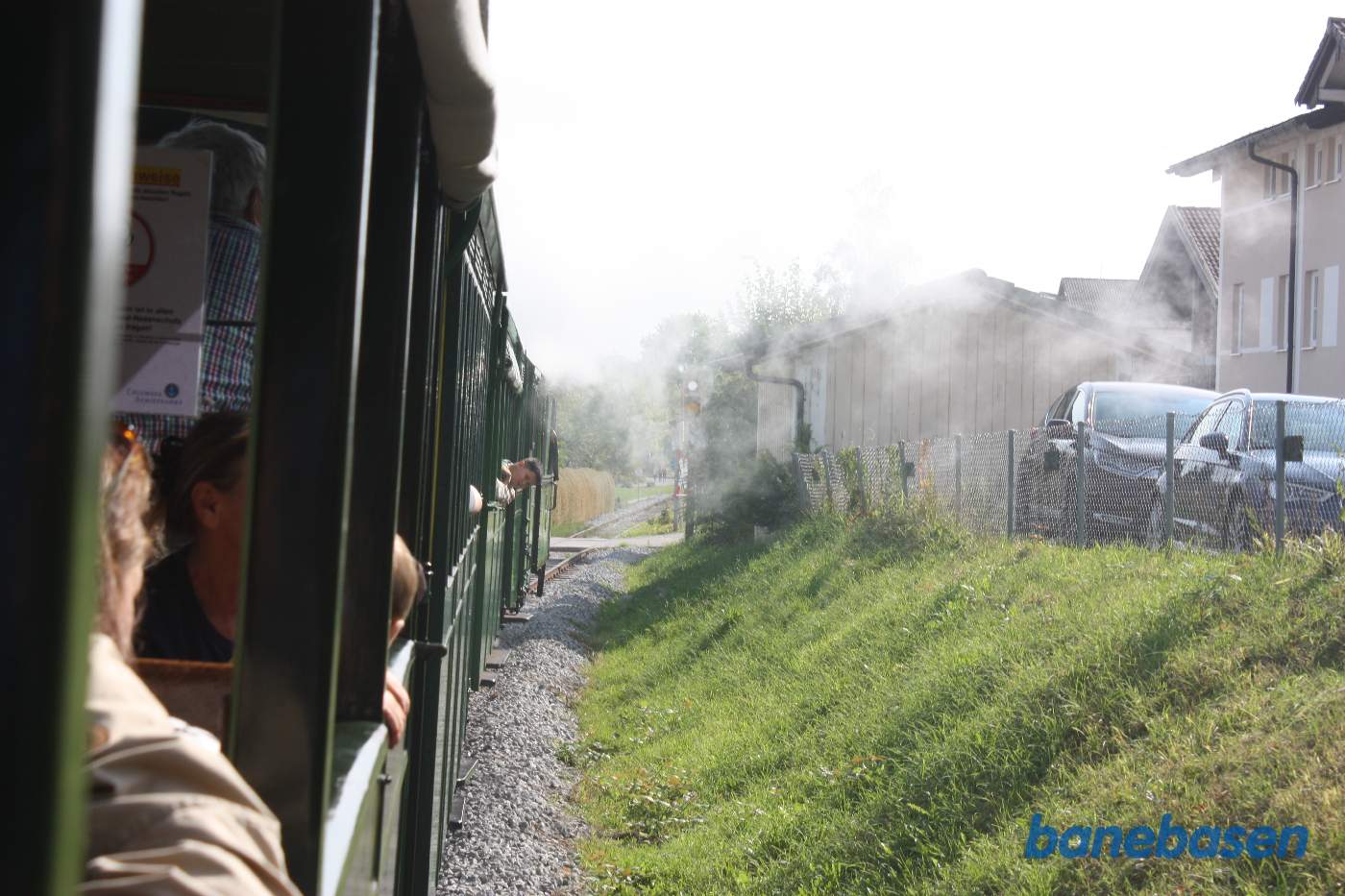 Damptoget kører gennem byen og ned mod søen