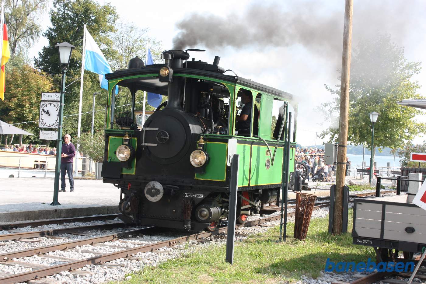 Nærbillede af damplokomotivet under omløb. Der fyldes vand på med den lille haveslange ind gennem side åbningen