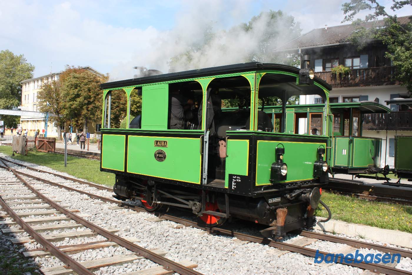 Damplokomotivet triller forbi vognene i perronsporet