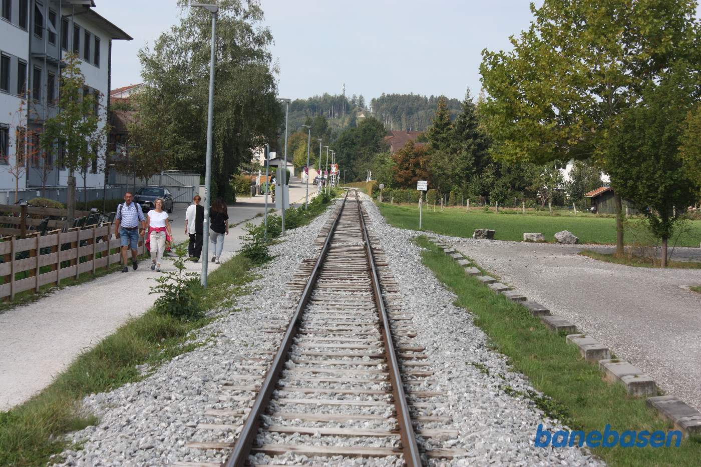 Toget er kørt og vi står i sporet og kigger i retning mod Prien station