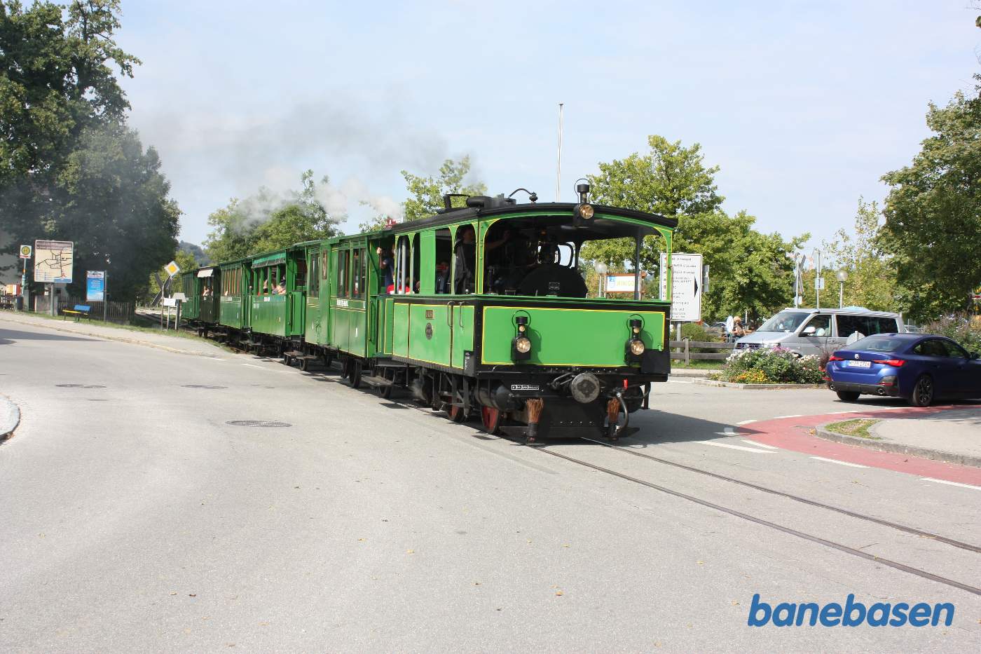 Damptoget kommer tilbage og på vej ind på stationen