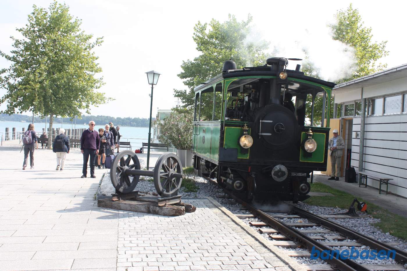 Damplokomotivet er ved at omløbe vognene, her for enden af banen med søen i baggrunden