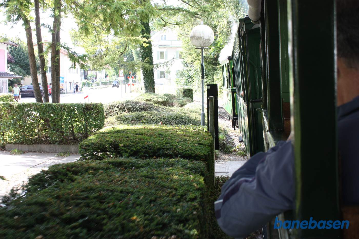 Damptoget på strækningen lige før banen krydser over Seestrasse i retning mod Prien station