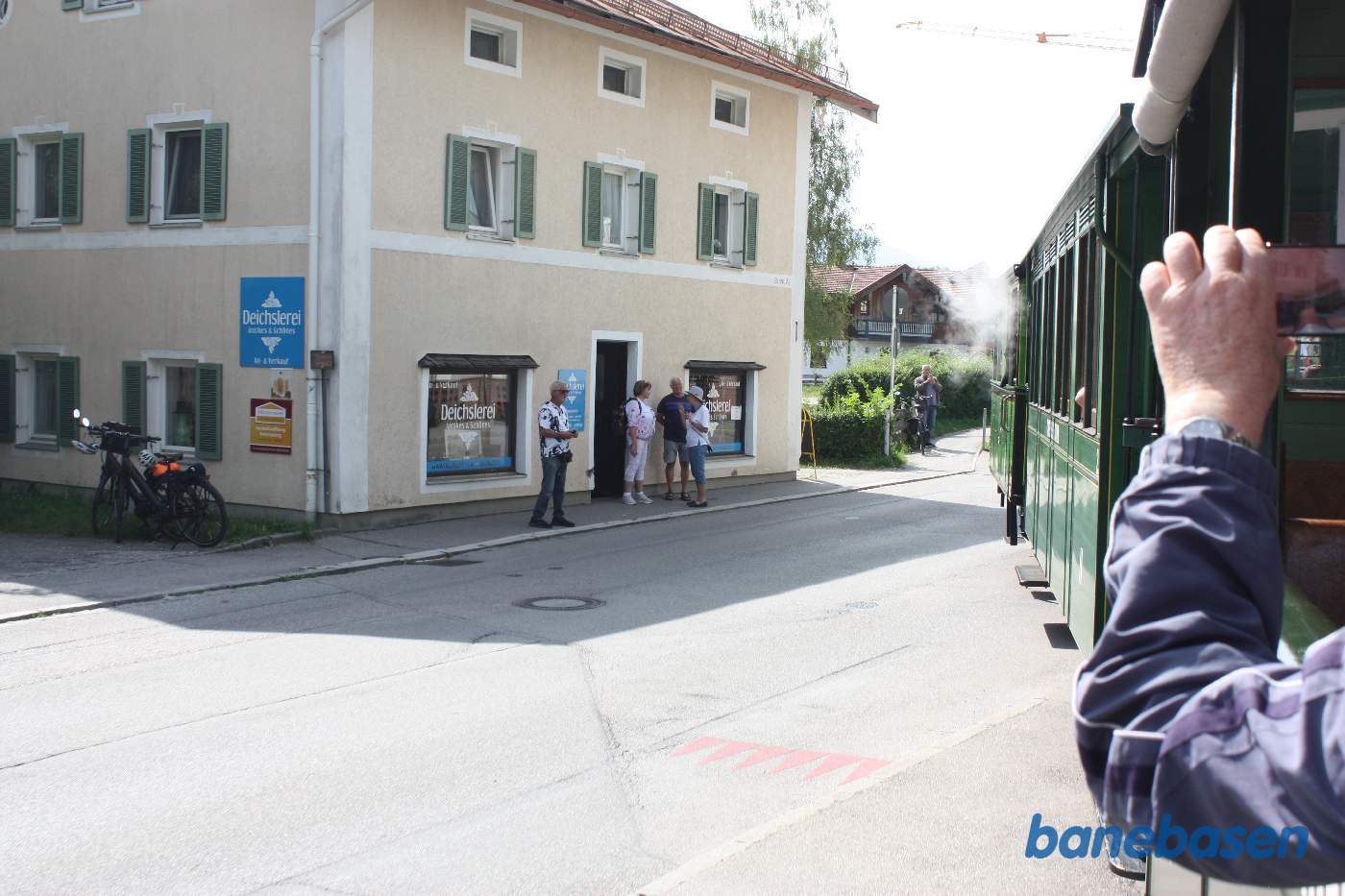 Damptoget krydser over Seestrasse i retning mod Prien station