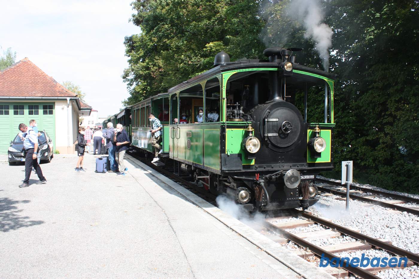 Damptoget er ankommet til stationen og gæsterne stiger ud