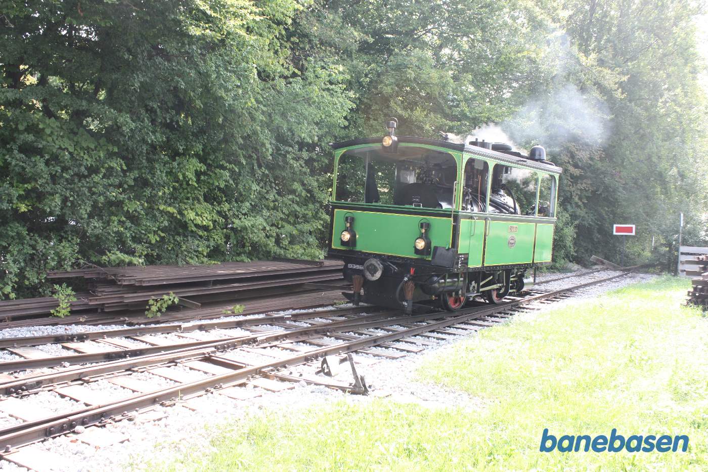 Damplokomotivet omløber vognene