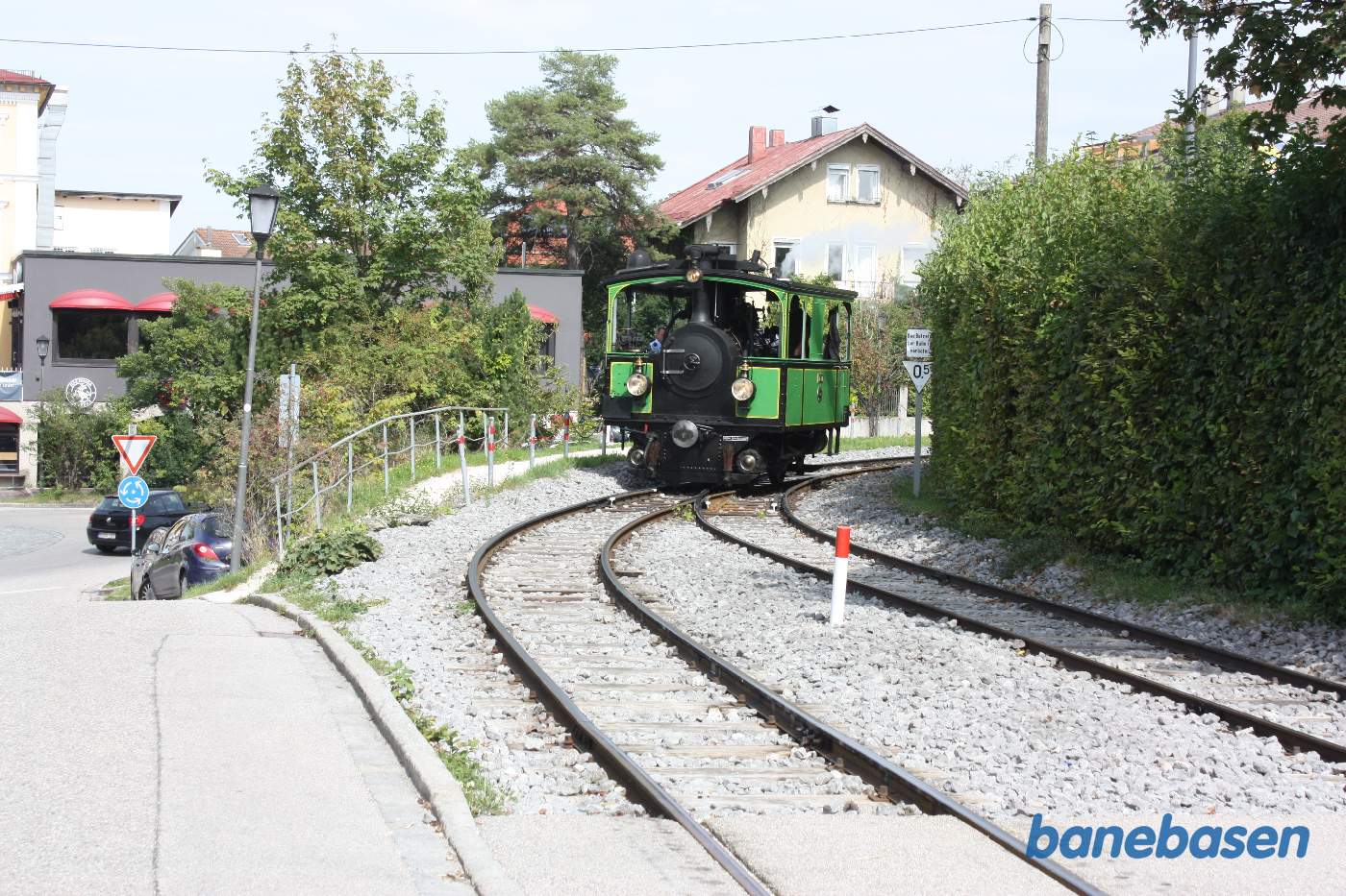 Damplokomotivet omløber vognene