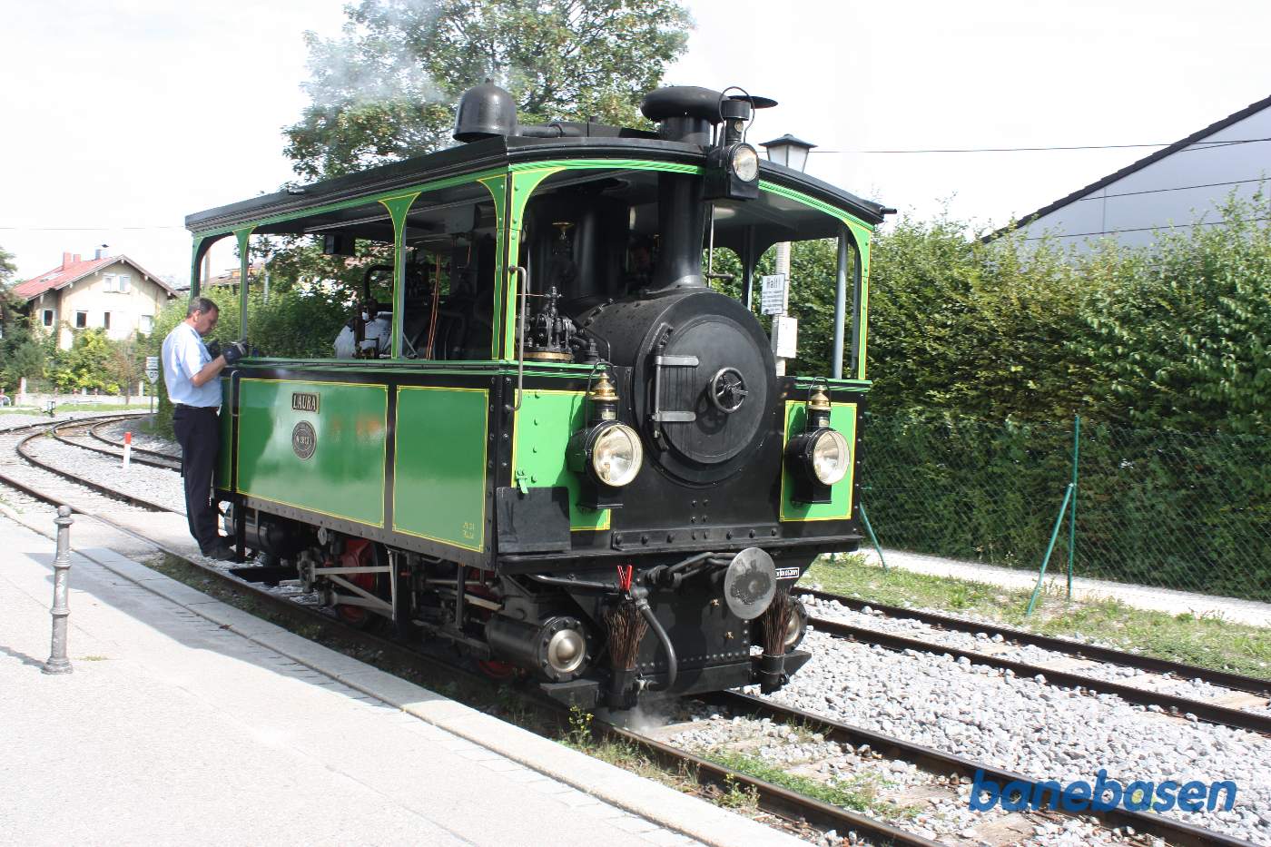 Damplokomotivet omløber vognene