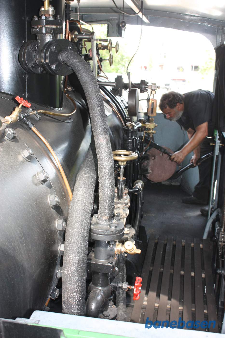 Fyrbøderen lemper lige et par skovle kul ind i fyret