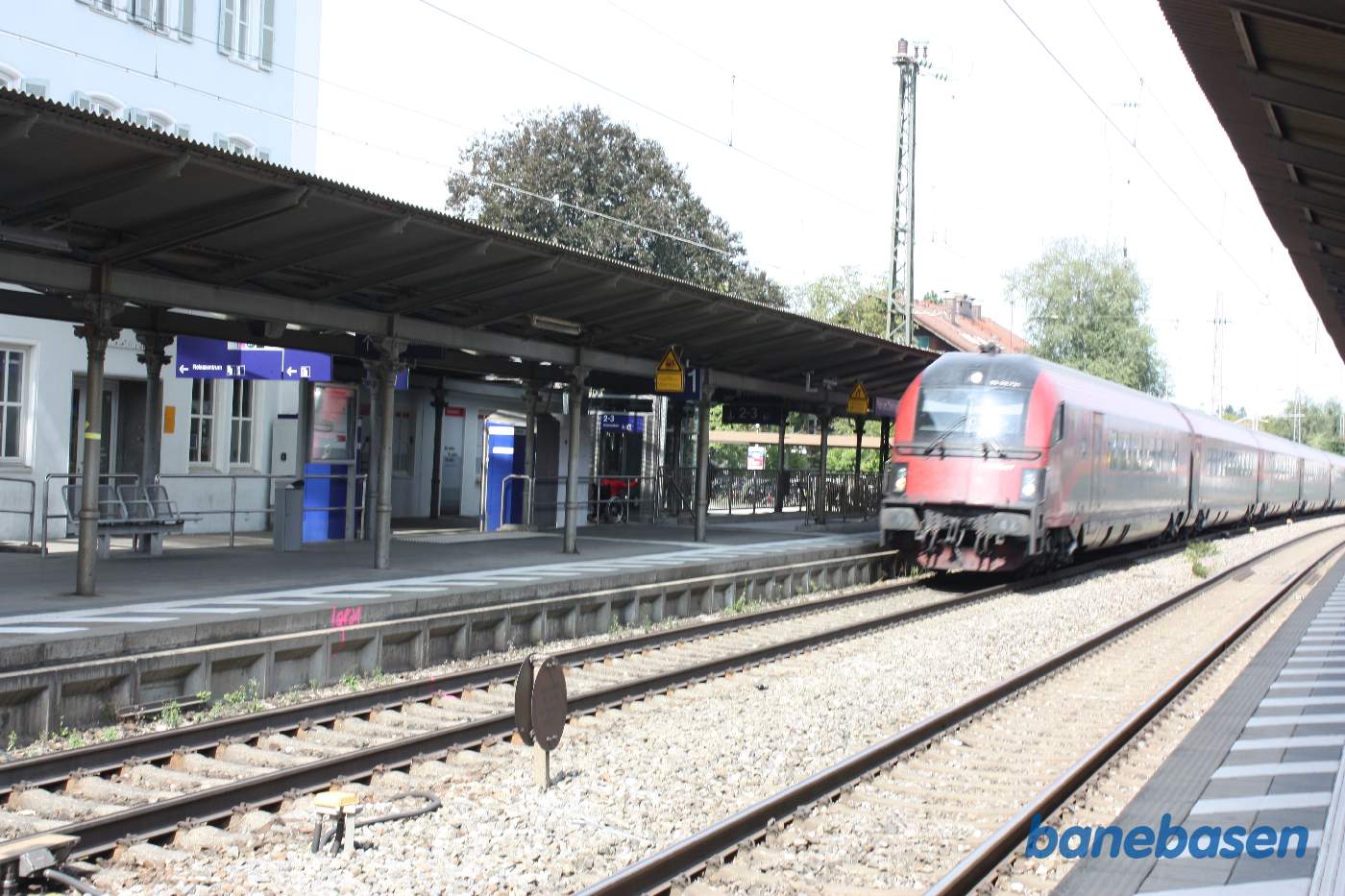 Persontog på vej ind på stationen mod Salzburg