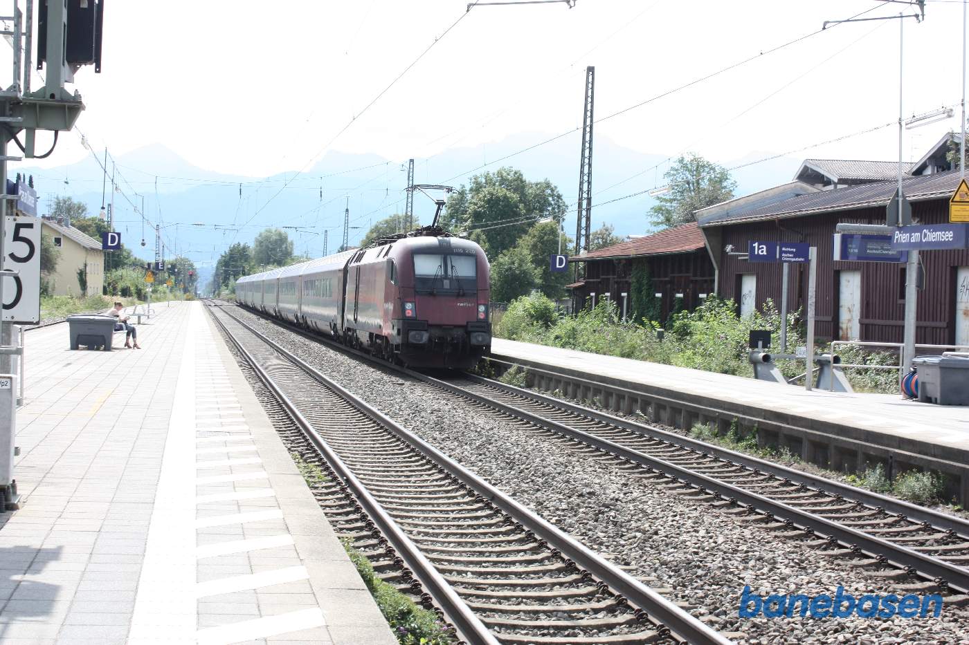 Persontog på vej ud af stationen mod Salzburg