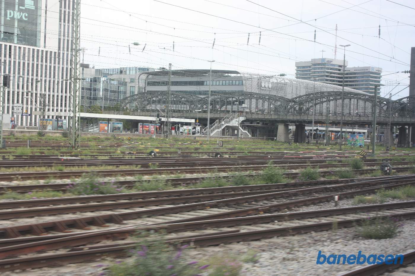 Vi nærmer os hovedbanegården med mange spor og en stor vejbro over banen