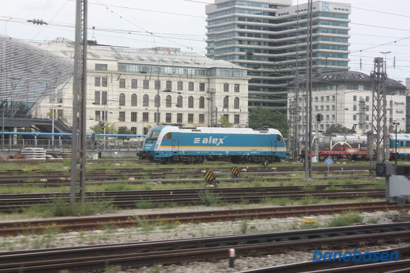 Et par elektriske lokomotiver er hensat i et sidespor på stationen