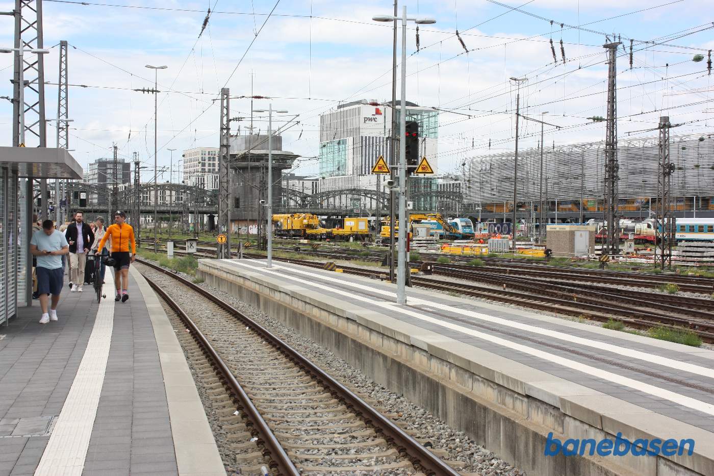 Et vue ud over hele stationsområdet, set fra den yderste del af perronen