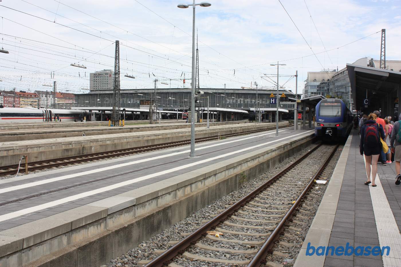 Et vue ud over hele stationsområdet, set fra den yderste del af perronen, den store hal ses i baggrunden