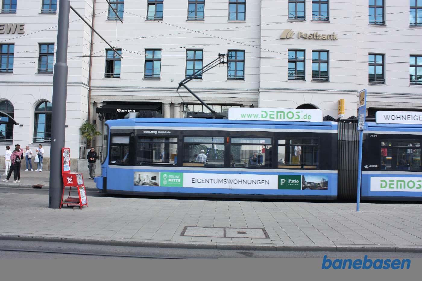 Foran stationen er en stor plads med flere sporvognslinjer, her er en blå sporvogn ved stoppestedet