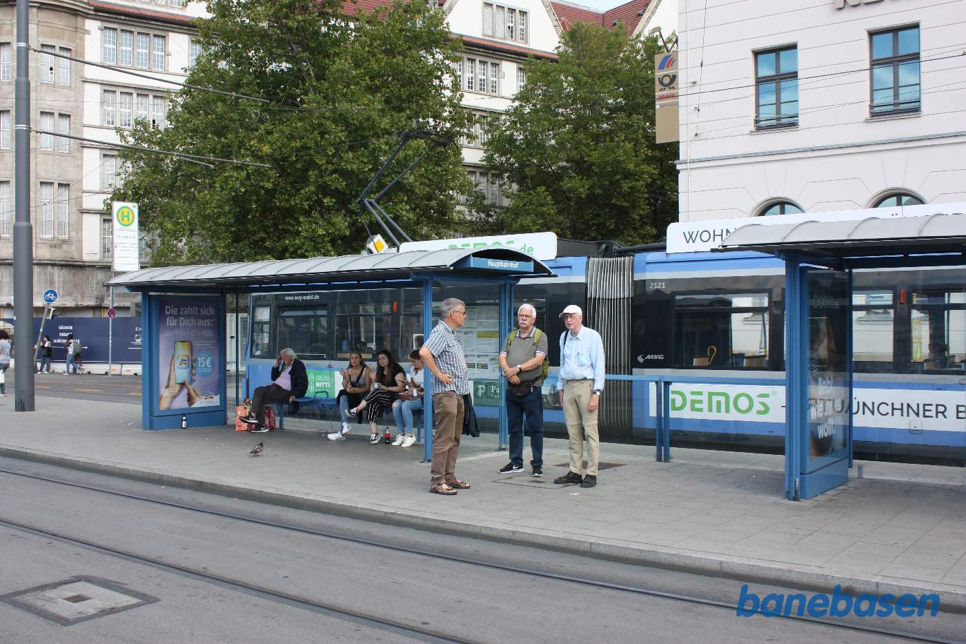 På midterperronen venter flere på en sporvogn