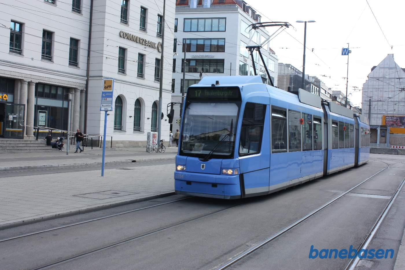 En sporvogn nærmer sig stoppestedet