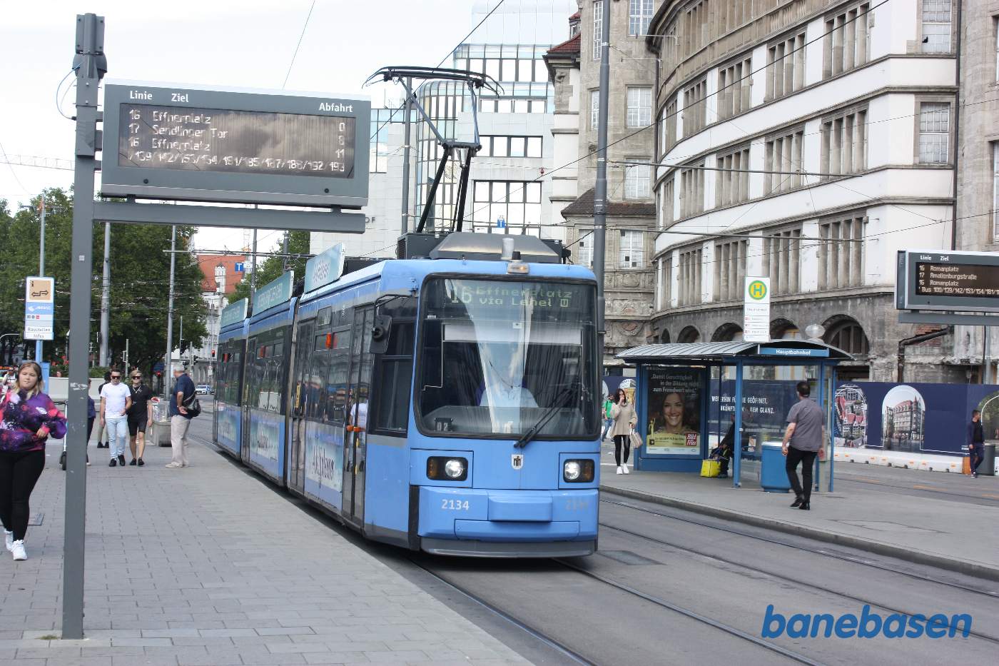 En sporvogn i modsat retning ved stoppestedet. De fine informationsskærme informerer om de næste sporvogne herfra