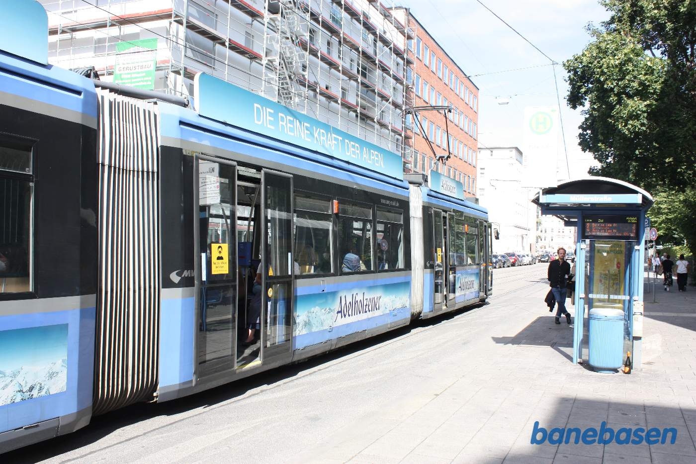 En sporvogn holder ved et stoppested