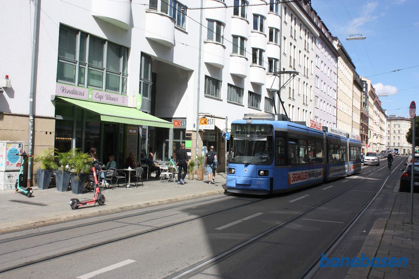 Selv i de smalle gader kører der sporvogne