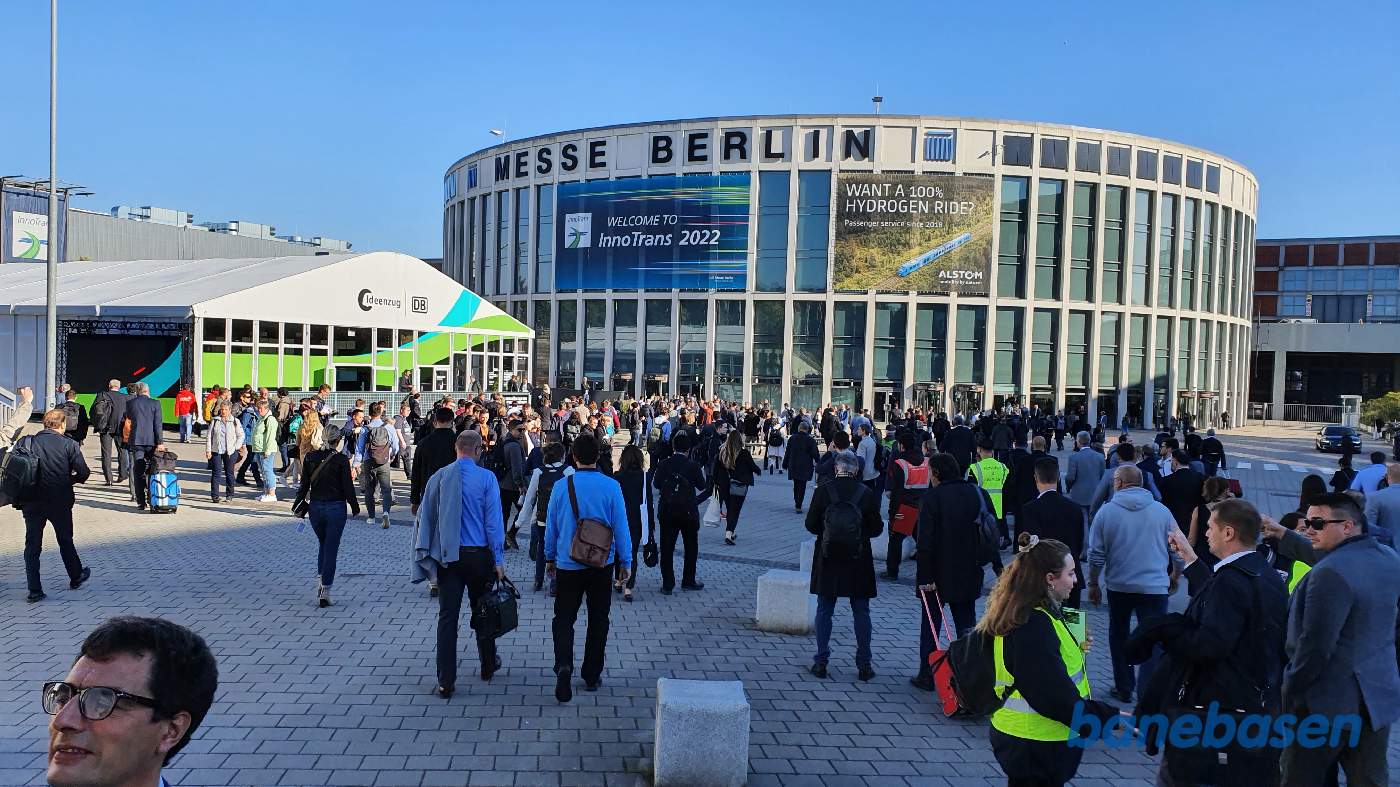 Gæsterne myldre fra S-bahn station Messe Süd til den store runde velkomsthal