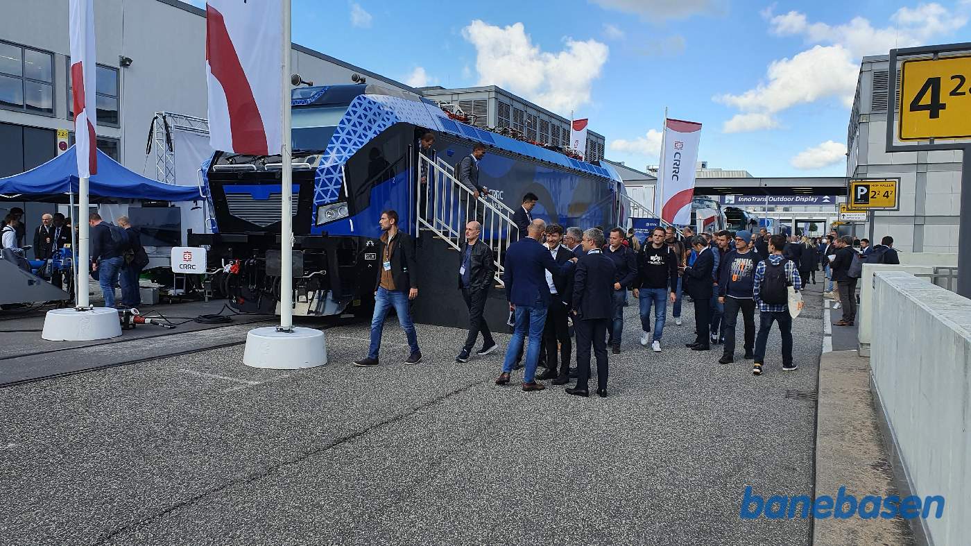 Ude mellem de store haller holder her et helt nyt elektrisk lokomotiv fra Kina