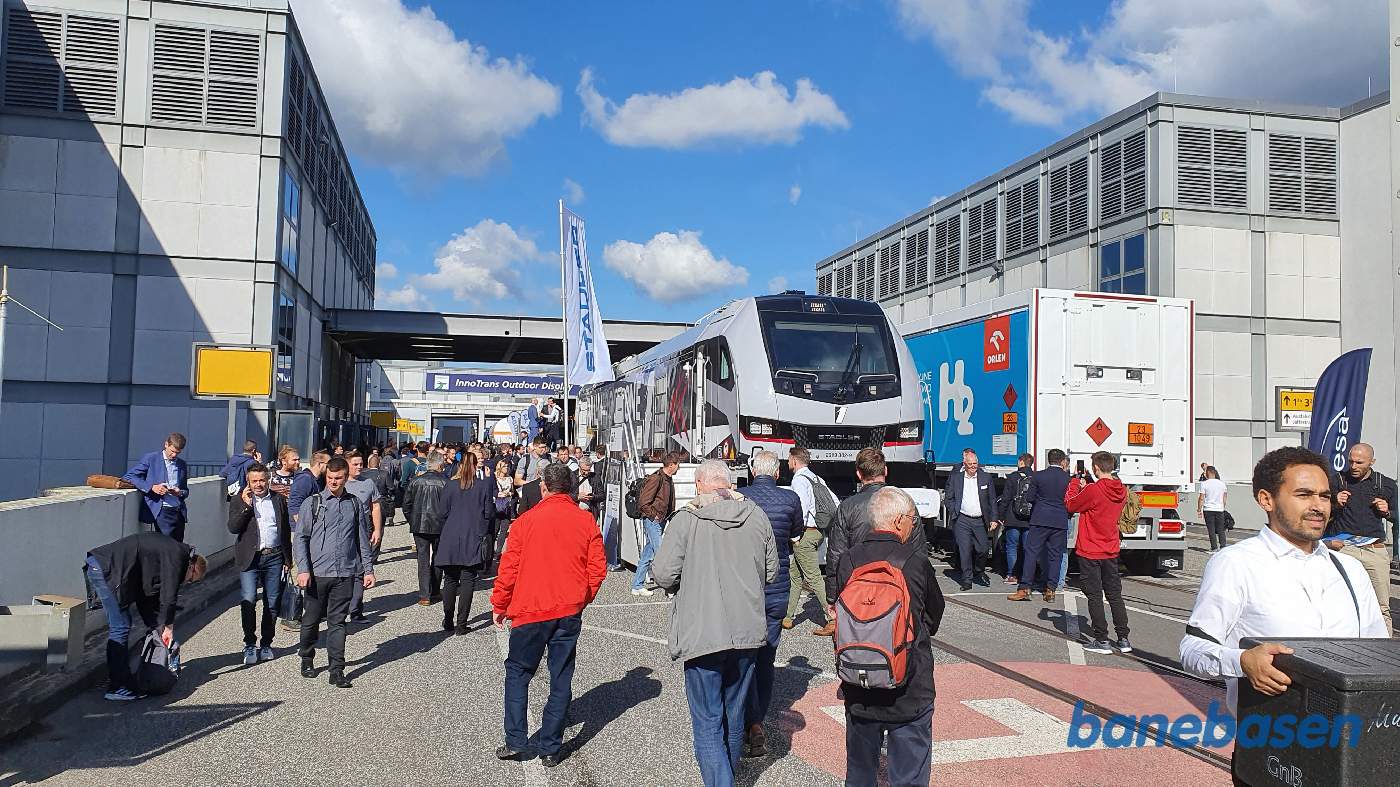 Ude mellem de store haller holder her et helt nyt elektrisk lokomotiv fra Stadler