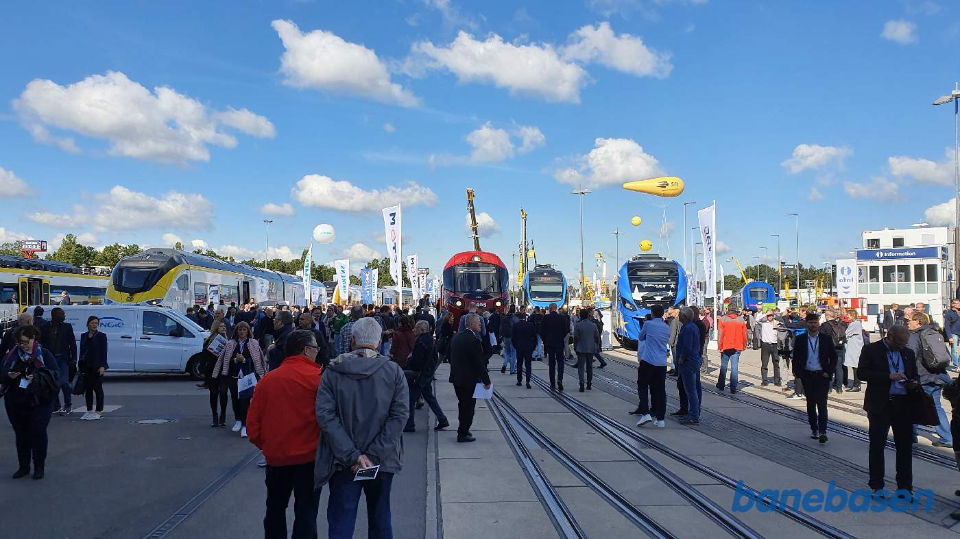 Et vue ud over det store spor område med mange udstillede tog