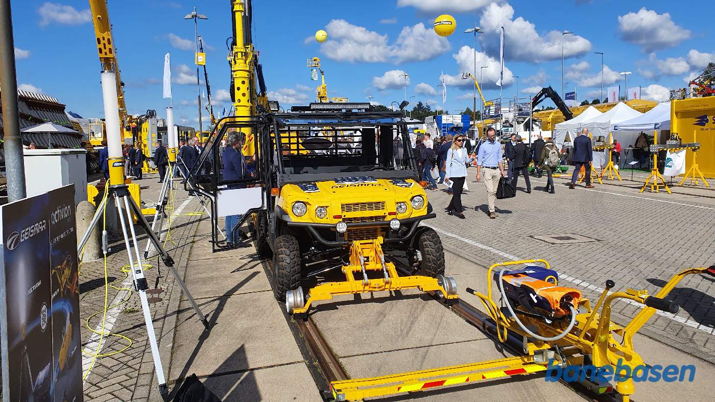 Store og små arbejdskøretøjer vises i det smukke efterårsvejr