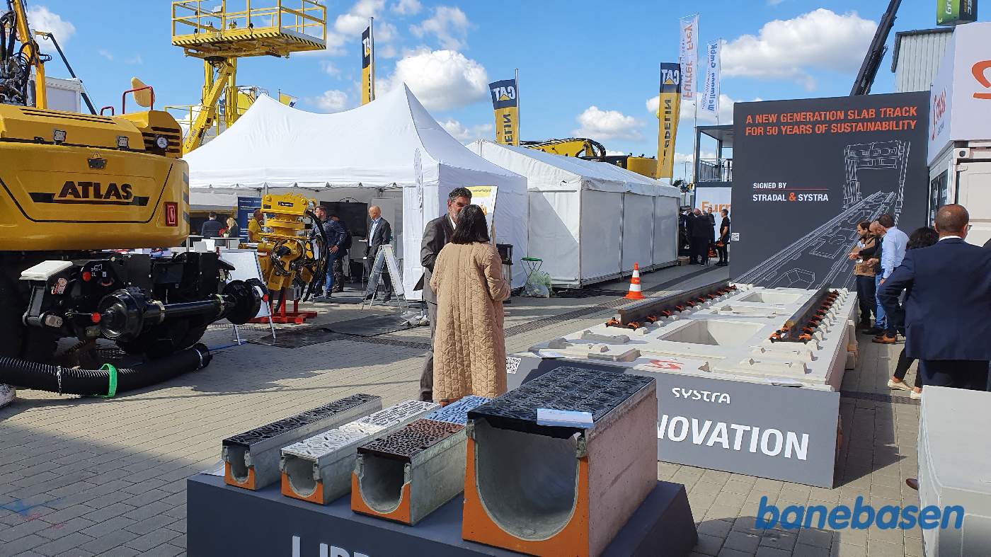 Kabel render og befæstelse af skinner ses her