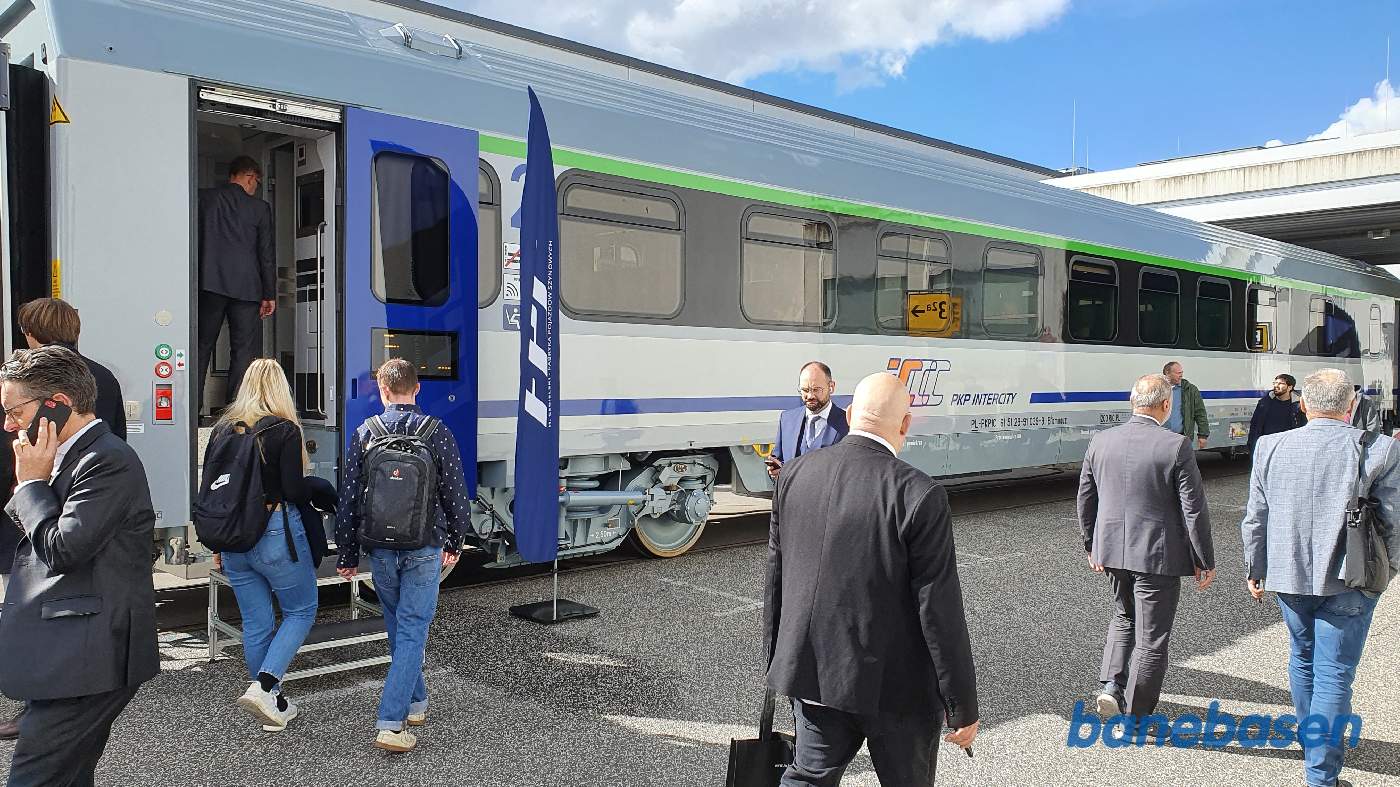 Den flotte nye polske personvogn set udefra