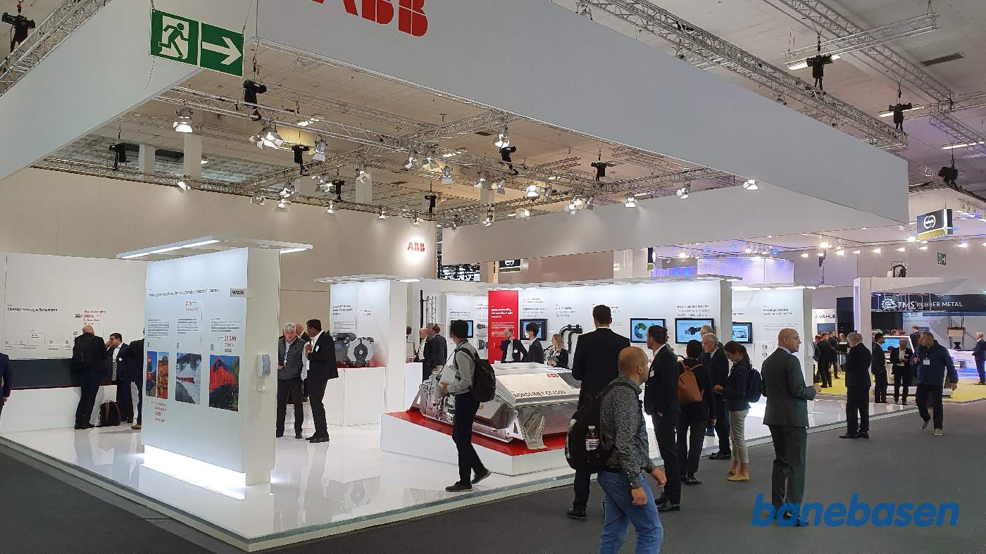 Vi er inde i de store haller og kigger på ABB