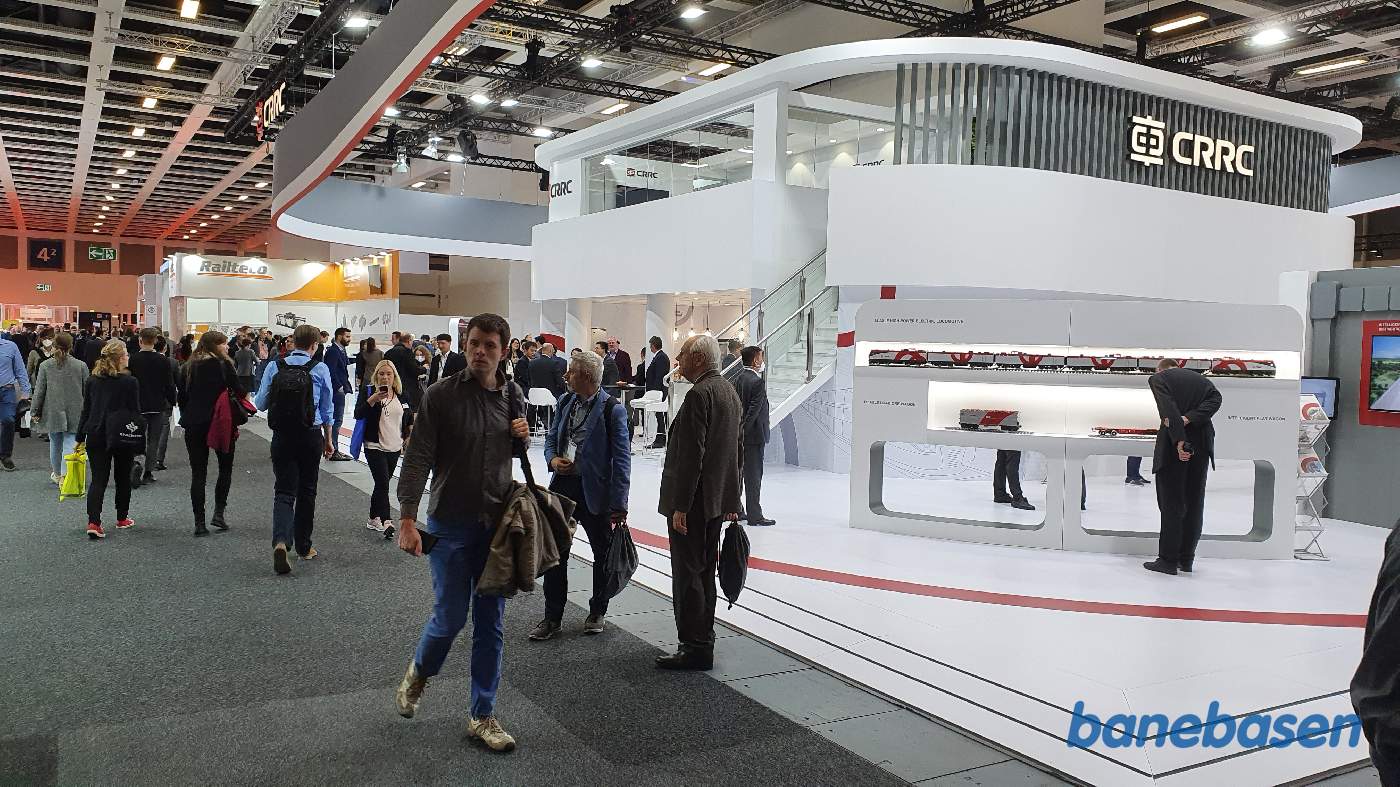 Vi er inde i de store haller og kigger på CRRC