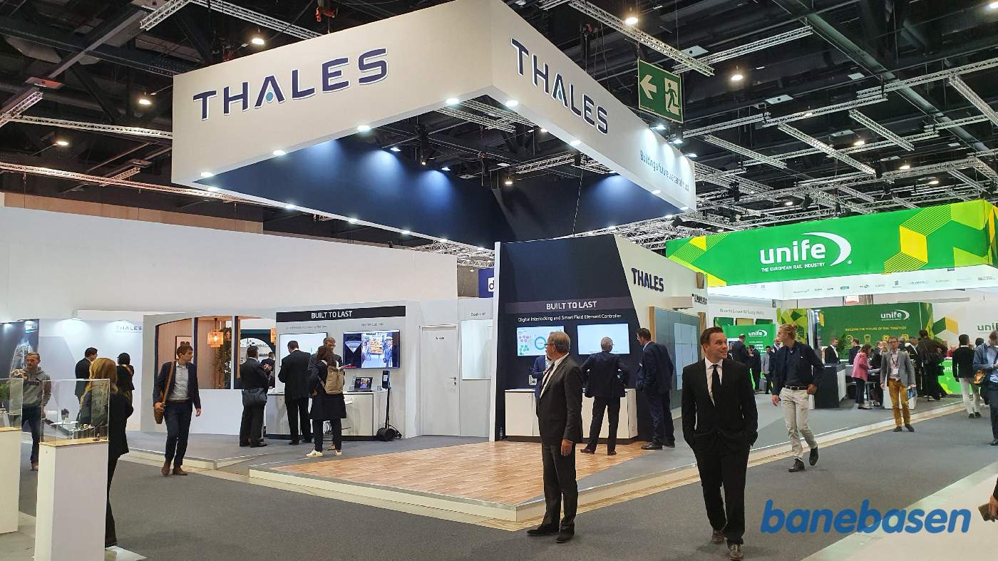 Vi er inde i de store haller og kigger på Thales