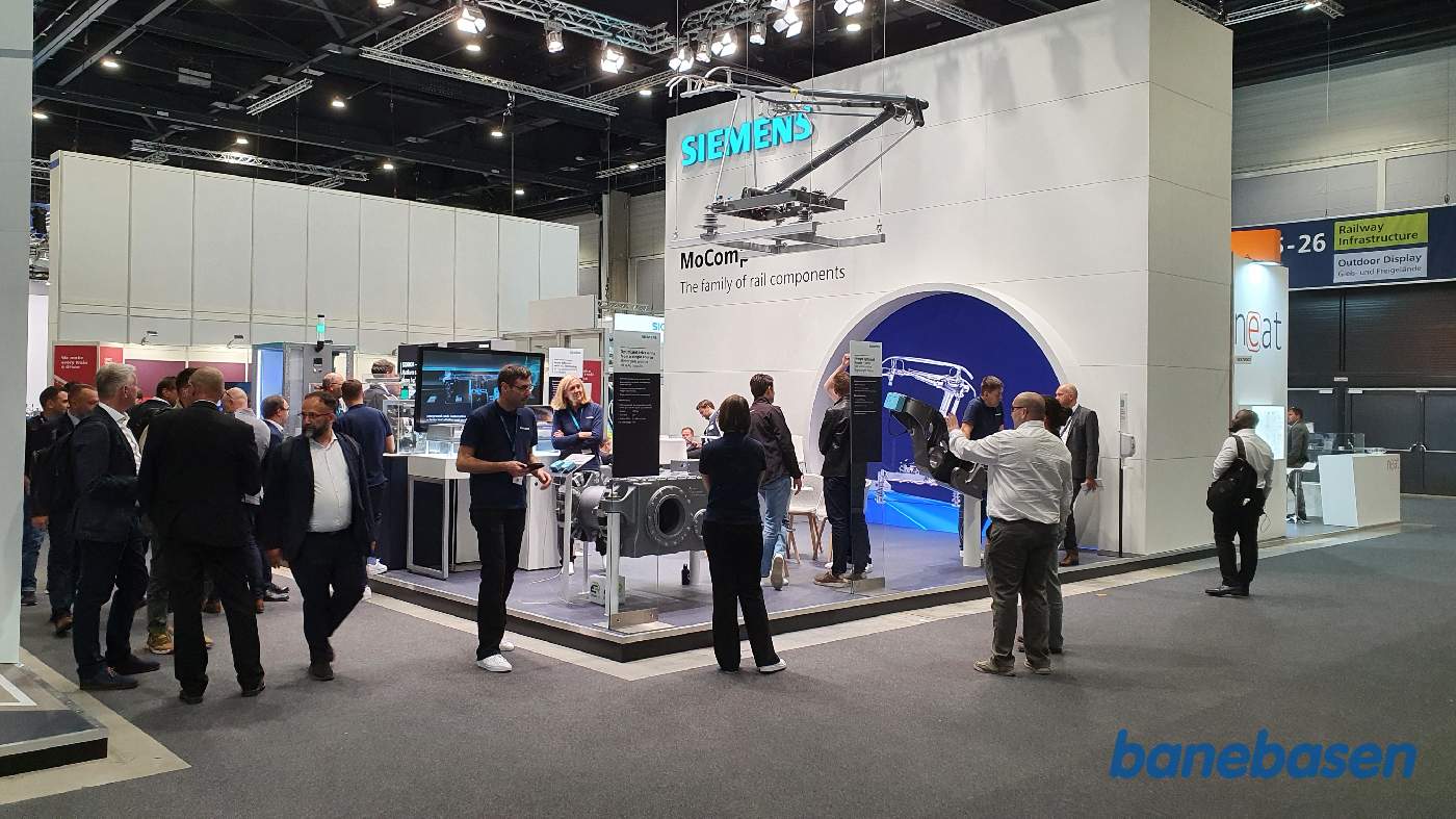 Vi er inde i de store haller og kigger på Siemens