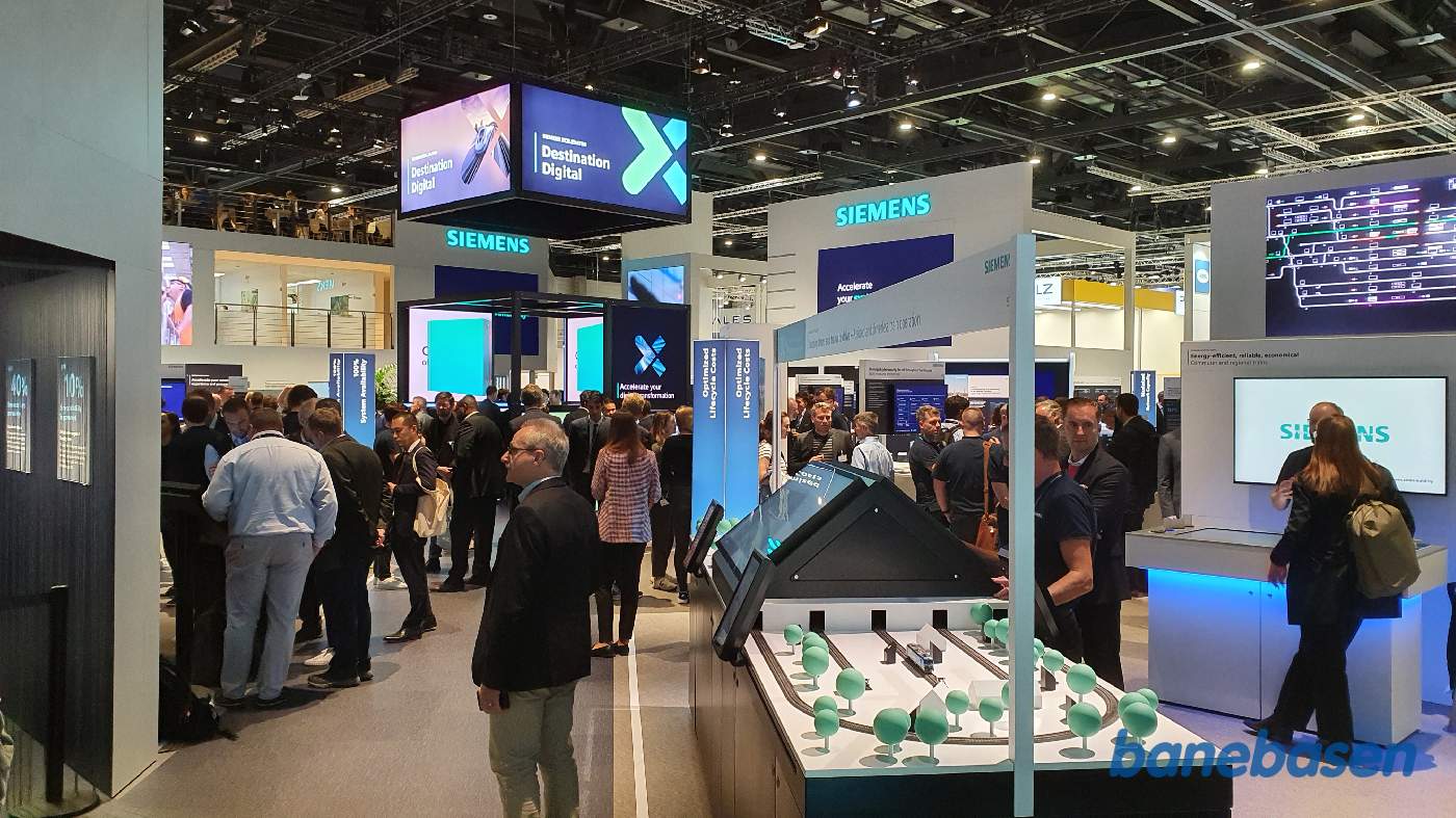 Vi er inde i de store haller og kigger på Siemens