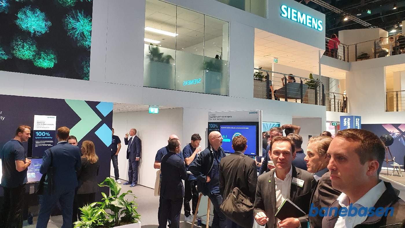 Vi er inde i de store haller og kigger på Siemens