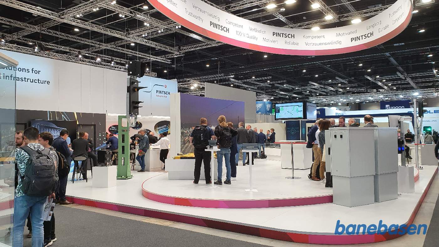 Vi er inde i de store haller og kigger på Pintsch