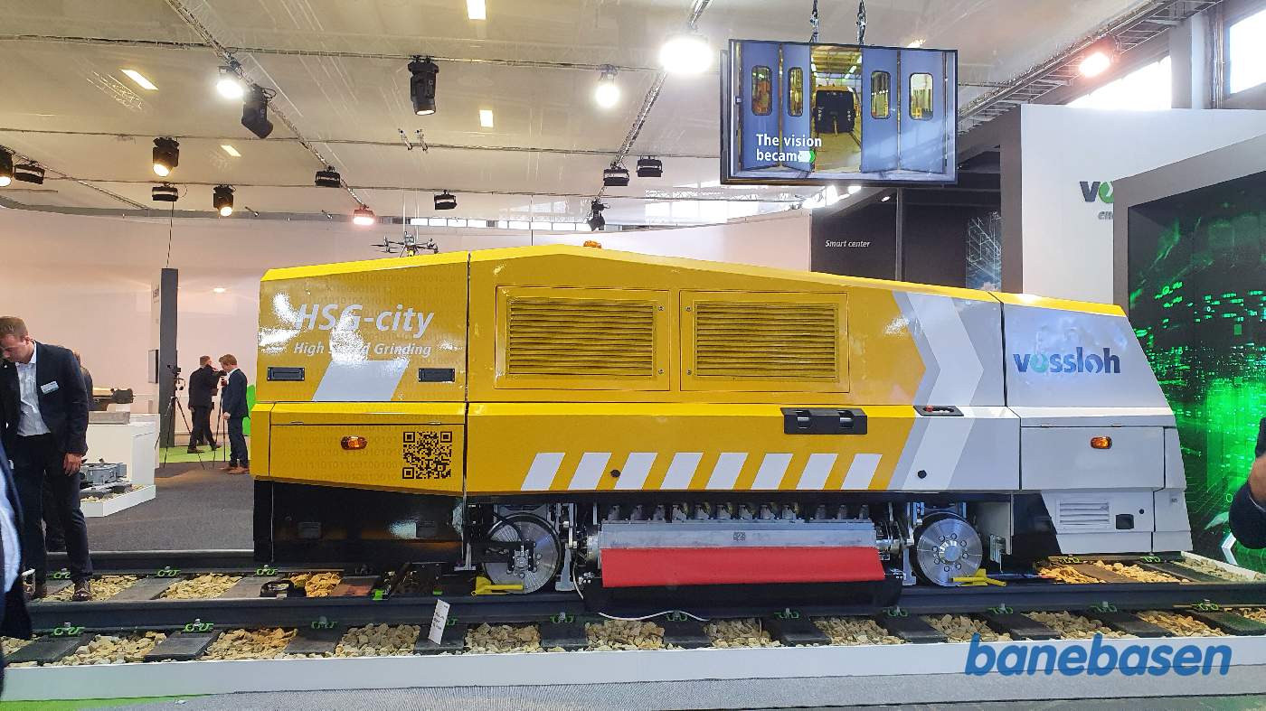 Vi er inde i de store haller og kigger på Vossloh