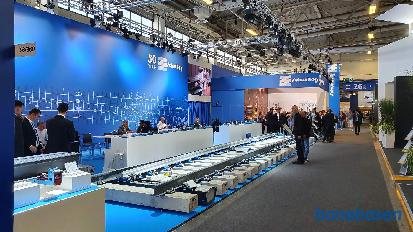 Vi er inde i de store haller og kigger på Schwihag