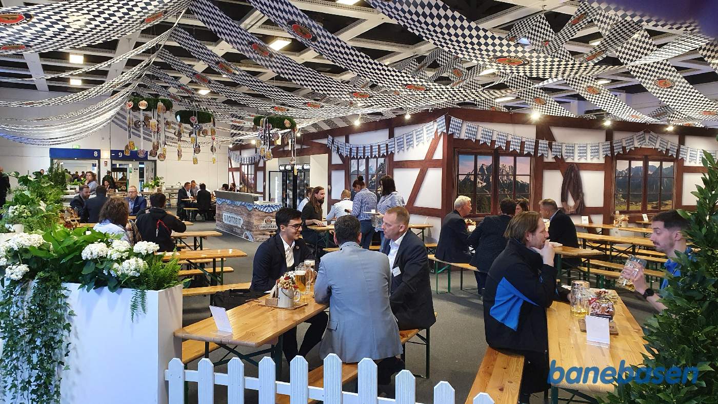 Vi er inde i de store haller og kigger på et udskænkningssted, for uden mad og drikke går det ikke