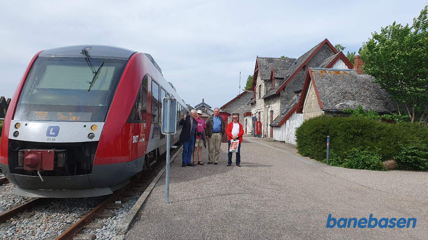 Persontog fra Køge er ankommet til endestationen, 4 rejsende står på perronen og kigger Persontog fra Køge er ankommet til endestationen, 4 rejsende står på perronen og kigger