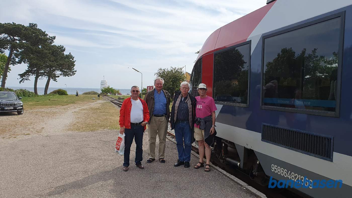 Persontog fra Køge er ankommet til endestationen, 4 rejsende står på perronen og kigger
